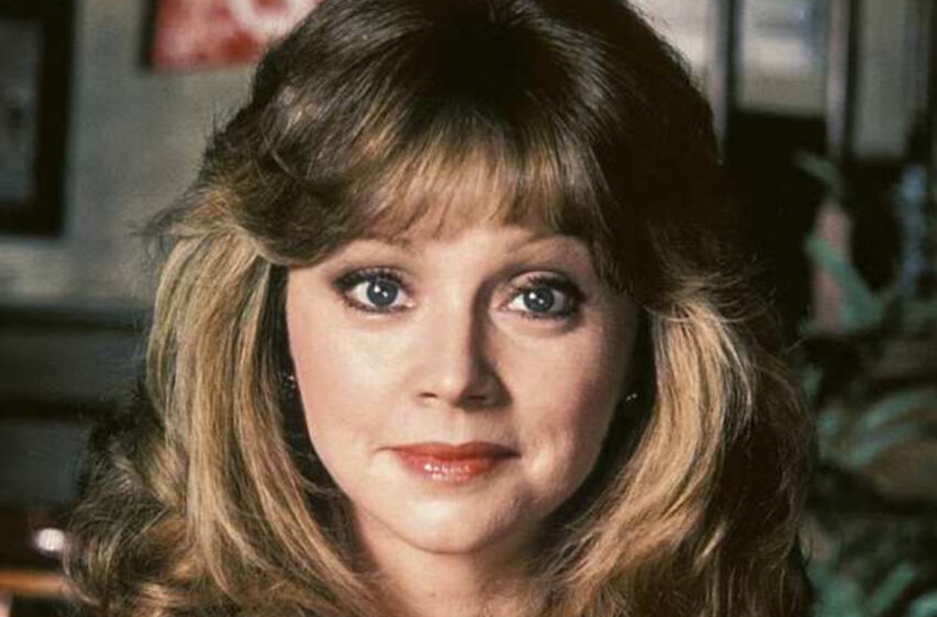  La estrella de ‘Cheers’, Shelley Long, finalmente fue vista a los 74 años paseando a su perro cerca de su hogar, sola: Foto