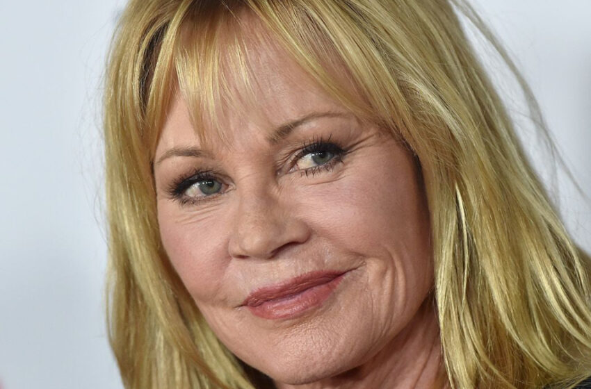  Sin miedo y sin ropa: Capturaron a Melanie Griffith, de 66 años, en la playa en México