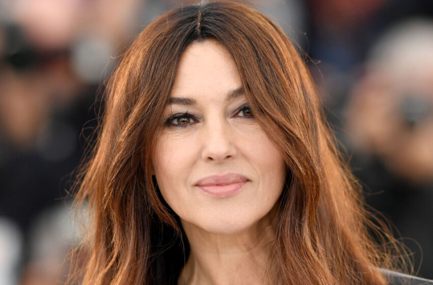  A la italiana, en un estilo lujoso: Mónica Bellucci, de 59 años, salió a la luz luciendo terciopelo y un escote muy pronunciado