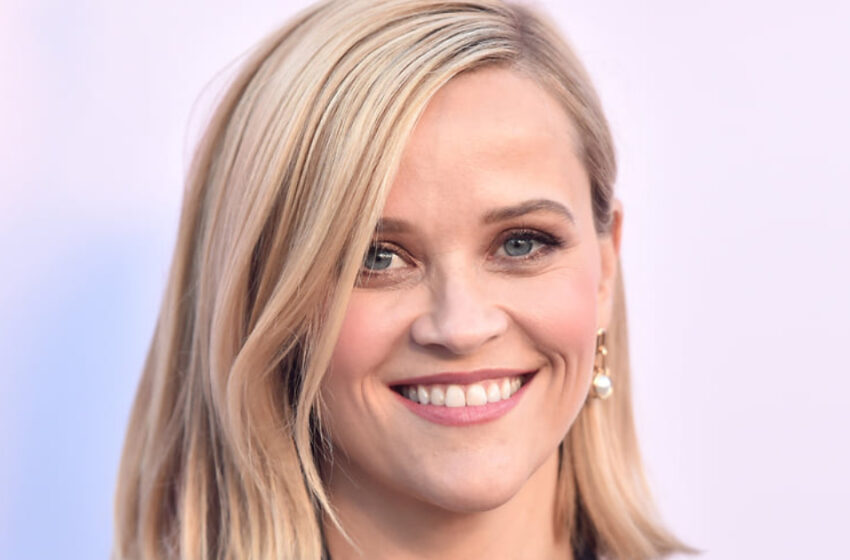  “El vestido de colegiala”: Reese Witherspoon, de 47 años, conquistó a los invitados de la Semana de la Moda en París con sus piernas delgadas