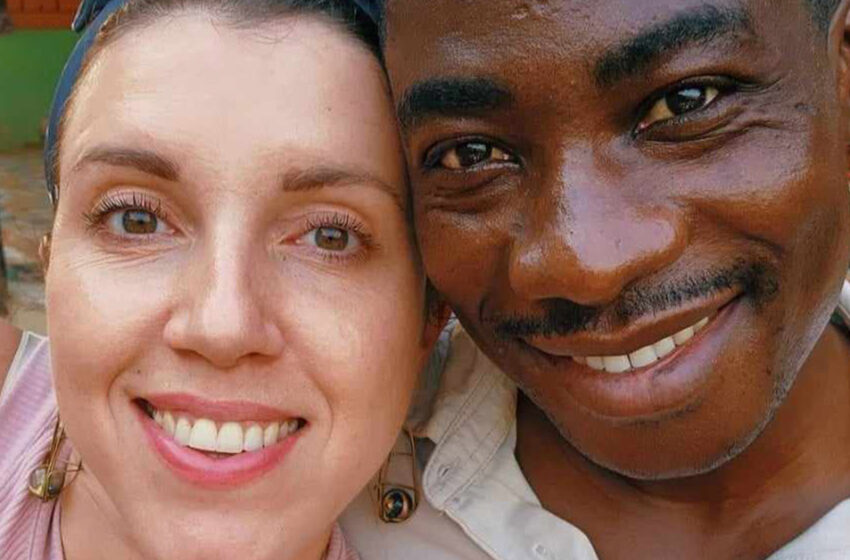  Durante 12 años ha vivido en lo más profundo de África. Una mujer blanca mostró cómo lucen los 4 hijos de su esposo ghanés