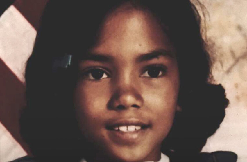  La niña en esta foto perdió la audición y vio a su mamá ser ‘pateada escaleras abajo’ — Ahora es la segunda chica Bond en ganar un Oscar