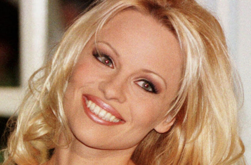  “Mejor que nunca”: Los fans están asombrados con el aspecto de Pamela Anderson sin “labios enormes” — Dejó el maquillaje después de la muerte de un amigo