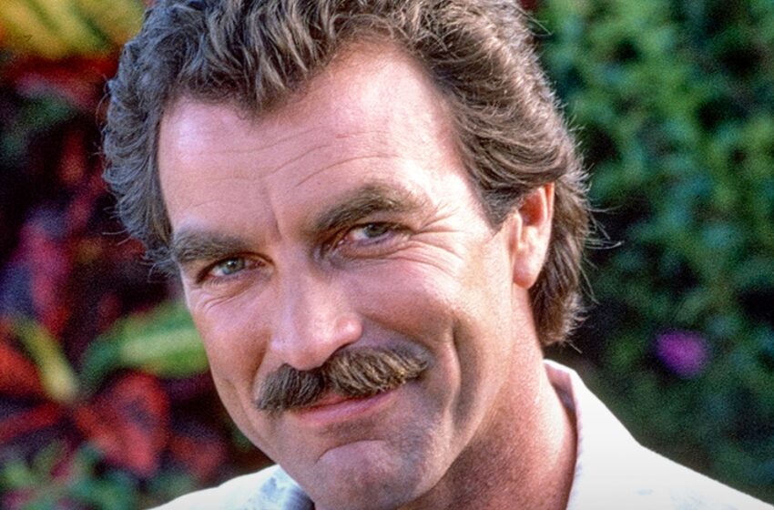  Tom Selleck revela su tradición matutina de mimar a su esposa de 36 años: ‘Soy bastante romántico’