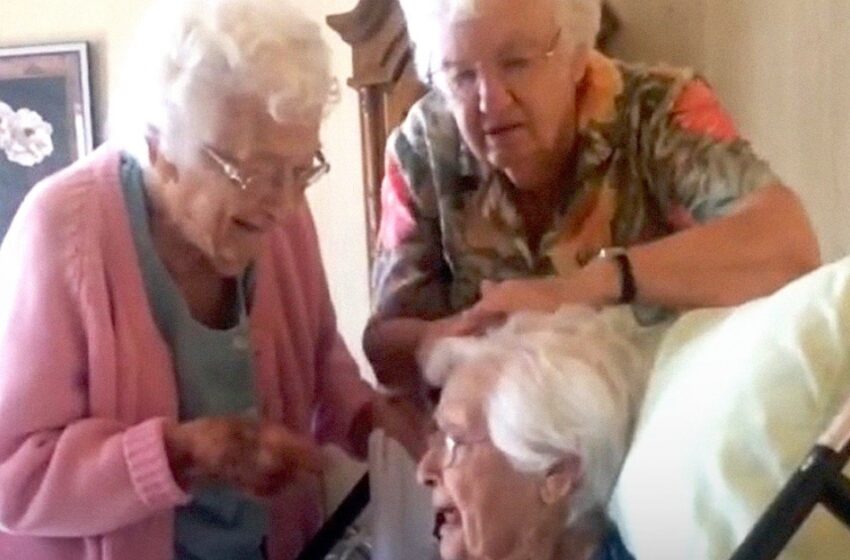  Cuatro hermanas en sus 90 años cuidan con ternura a su hermana mayor anciana, dándole una razón para vivir