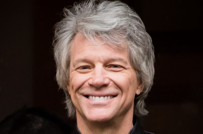 Jon Bon Jovi ha permanecido enamorado de su esposa durante 4 décadas. ¿Cómo se ve ella ahora?