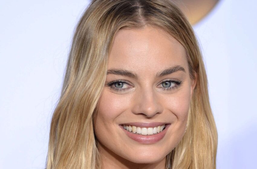  Un deleite para los ojos. Los paparazzi mostraron a Margot Robbie con un body mojado