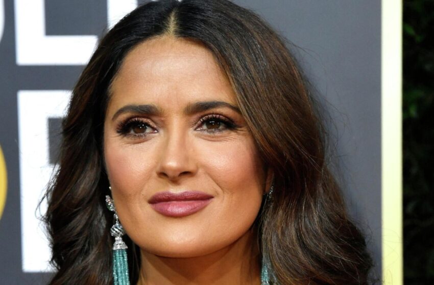  No tuvo tiempo de envolverse en una toalla. Los paparazzi mostraron a Salma Hayek de 56 años de vacaciones