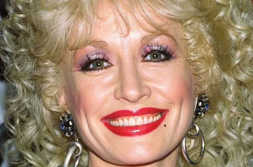  “Ella hizo que su hogar pareciera tan pobre como solía ser su hogar de la infancia”: ¿Por qué la casa de Dolly Parton no tiene luz ni agua corriente?