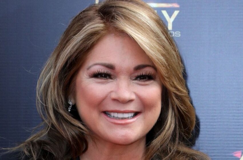  Estrella Con Sobrepeso En Traje De Baño Morado: ¡Valerie Bertinelli, De 63 Años, Deslumbró Con Sus Atrevidas Fotos En La Piscina!