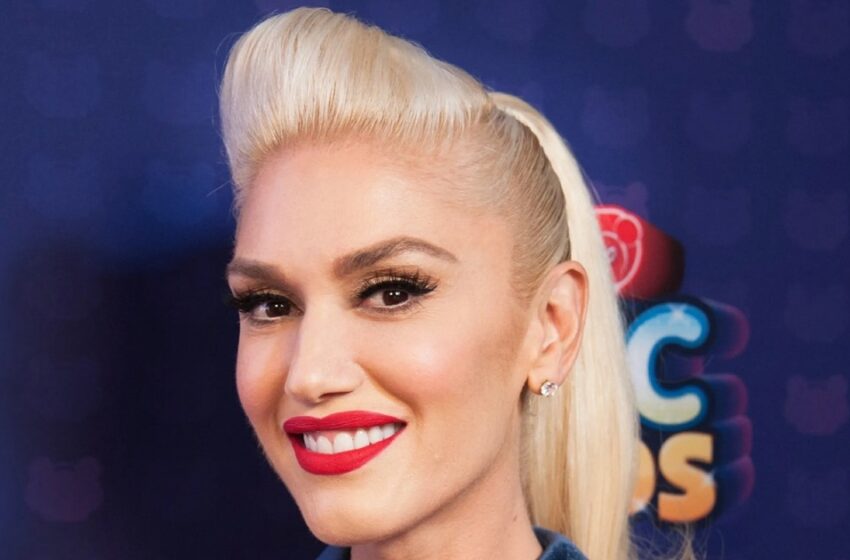  El Picante Debate del Look “Vaquera”: ¡Gwen Stefani Apareció en un Mono Azul Oscuro con un Escote Provocador!