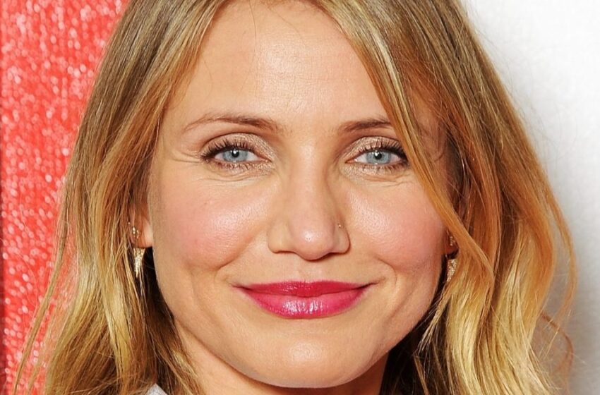  “Dama Natural y Radiante”: ¡El Look de “Labios Rojos” de Cameron Diaz en una Reciente Aparición en los Medios!