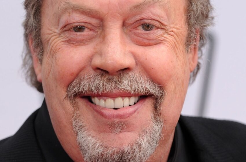  Intenta llevar un estilo de vida positivo a pesar de las consecuencias de un derrame cerebral: ¡Fotos recientes de Tim Curry en una silla de ruedas en Los Ángeles!