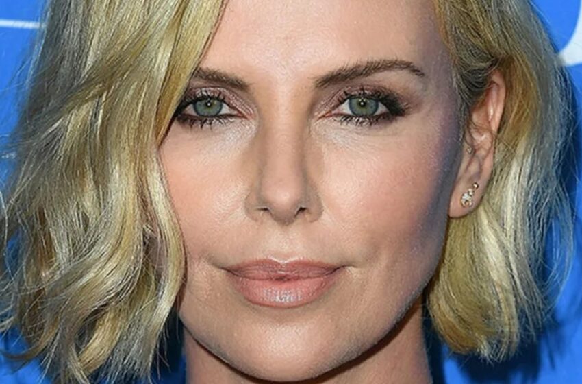  “Belleza Impresionante de 47 Años”: ¡Charlize Theron en un Vestido de Rejilla Mostró Sus Esbeltas Piernas!