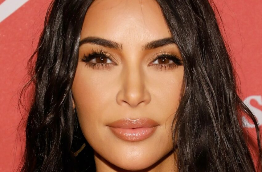  “Algunas Nuevas Actualizaciones de la Cuenta de la Estrella”: ¡Kim Kardashian Mostró sus Formas Jugosas en Atuendos Audaces!