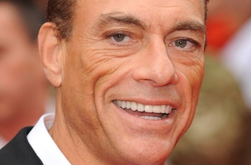  “Fotos Locas del Actor”: Jean-Claude Van Damme Sorprende a los Fans con Fotos en una Bata Coqueta!