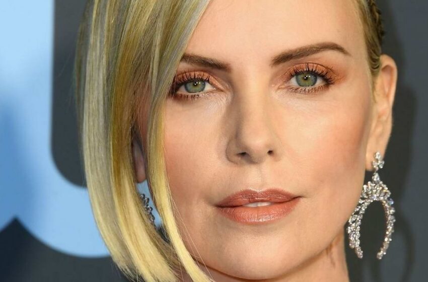  “De Nuevo Con Un Vestido De Niña”: Paparazzi Fotografiaron A Charlize Theron Con Su Hijo Especial!