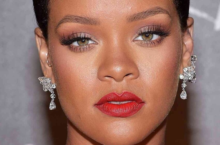  “En leggings rojos ajustados”: Rihanna, que ahora luce más regordeta, fue capturada mientras chapoteaba en la piscina