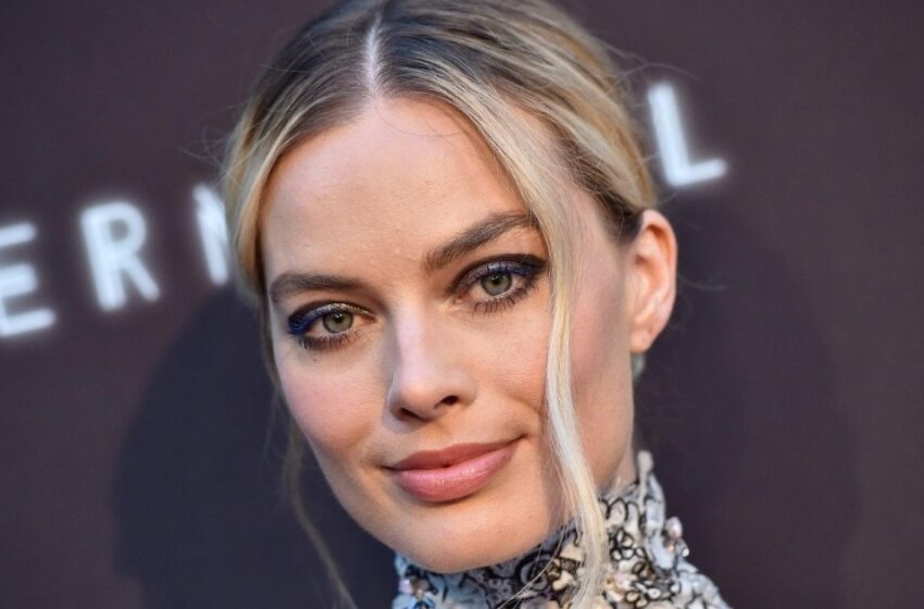  “Piernas Descubiertas y Escote Profundo”: Margot Robbie Asistió al Evento con una Minifalda Ajustada y Apenas Podía Caminar!