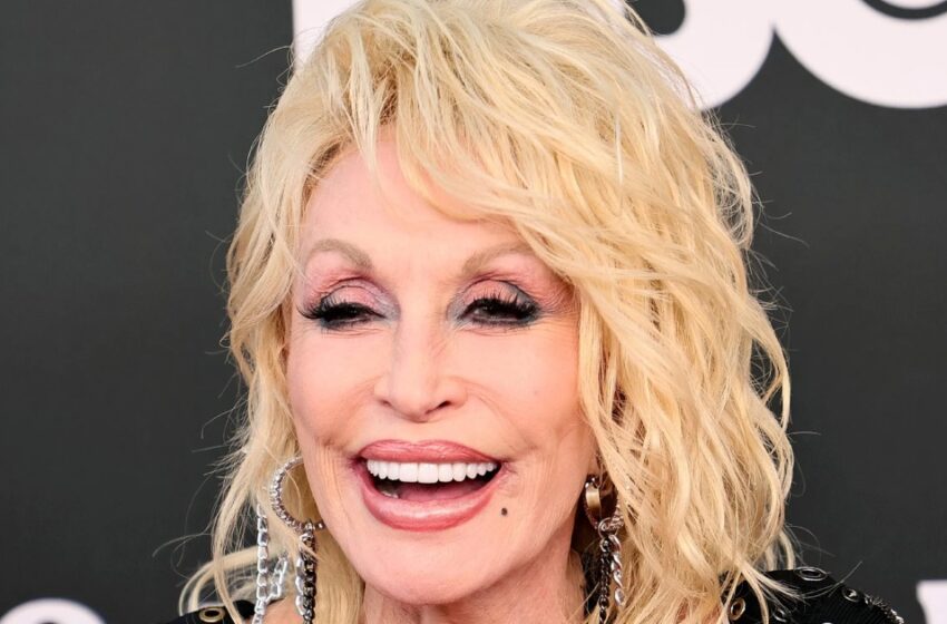  Dolly Parton, de 78 años, en un atuendo de “Cebra” con abertura alta: ¡El provocativo atuendo de la estrella causó mucho revuelo en la red!