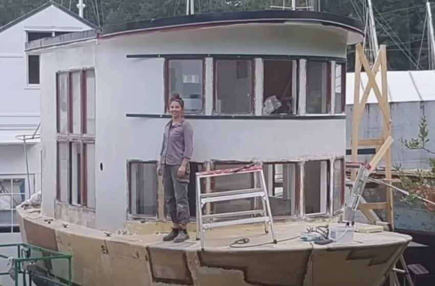  “Increíble Transformación de una Casa Flotante Decrépita en un Lujoso Hogar Moderno”: ¡La Pareja Construyó su Hogar Soñado Sobre el Agua!