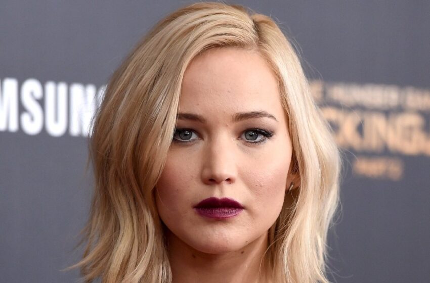  “La reciente apariencia atrevida de la estrella”: Jennifer Lawrence apareció en la Semana de la Moda de París con un traje gris con un escote extremadamente profundo