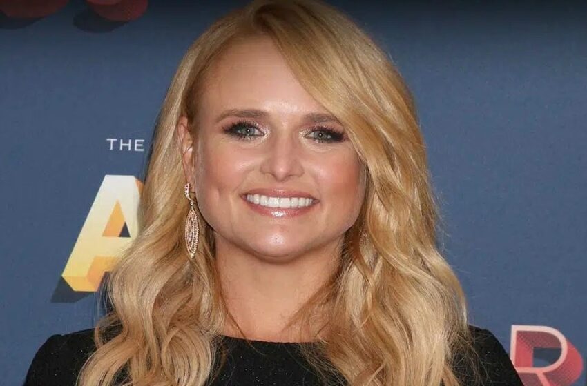 “Posando en un picante mini vestido negro”: ¡Miranda Lambert de 40 años mostró sus atractivas curvas y piernas impecables!