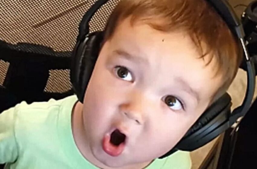 “Pequeño, pero tan talentoso”: ¡El papá se apresuró a tomar un video cuando escuchó a su hijo de 2 años cantando!
