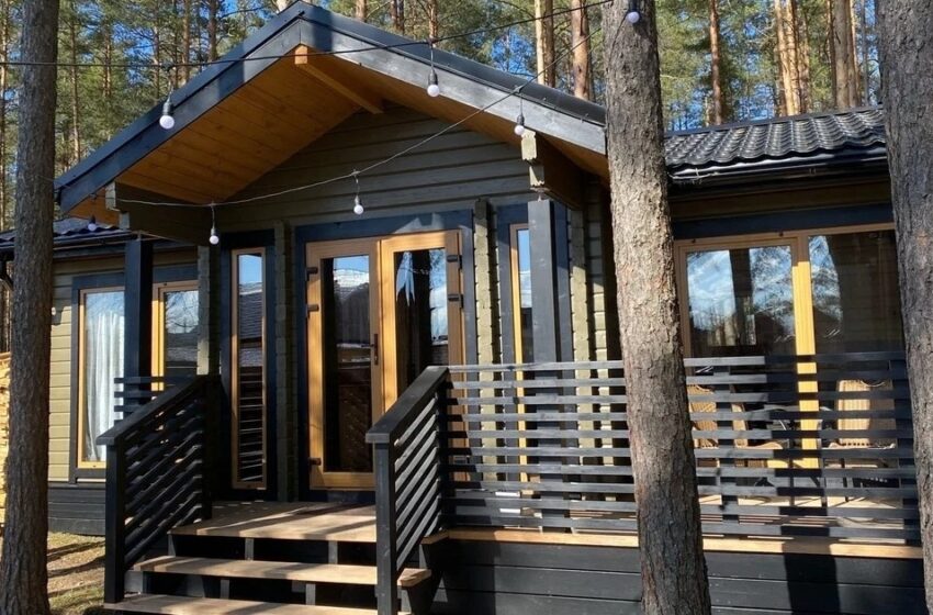 Los niños construyeron una casa de campo para sus padres en el bosque. ¿Cómo se ve por dentro?
