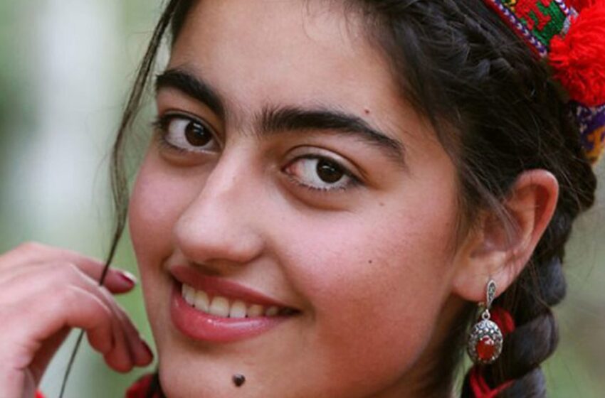 “Sin maquillaje y uñas largas”: ¿Cuáles son los estándares de belleza de las mujeres en Turkmenistán?
