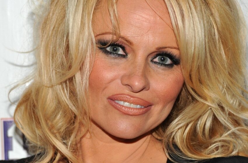  “¡Me atrevo a desafiar la belleza!”: Pamela Anderson, de 57 años, habló sobre sus fotos picantes en bikini