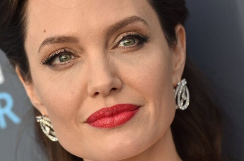  Asombroso Parecido de “Madre e Hija”: ¡Angelina Jolie Compartió una Rara Foto de Archivo con su Madre 15 Años Después de su Muerte!