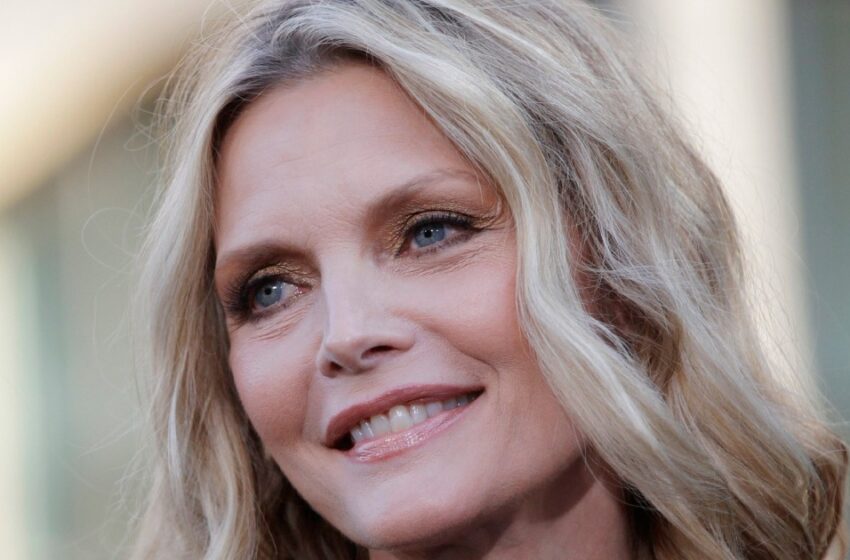  “Luciendo Increíblemente Joven a Sus 65”: ¡Michelle Pfeiffer Sorprendió a Sus Fans Con Su Foto “Sincera” Tomada en el Coche!