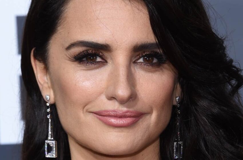  “¡Una nueva sesión de fotos picante de la actriz de 49 años!” Penélope Cruz en un corpiño con un escote profundo posó para una revista de moda