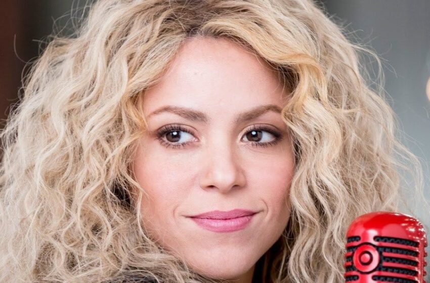  “Ella parece una joven”: ¡Shakira protagonizó una sesión de fotos espontánea con la estrella de la serie “Emily en París”!