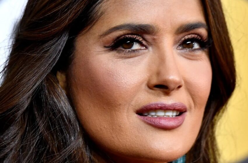  “Es un Icono del Fitness”: A los 57 años, Salma Hayek Obtiene “El Deseado Título” Después de Publicar Fotos Picantes en Bikini