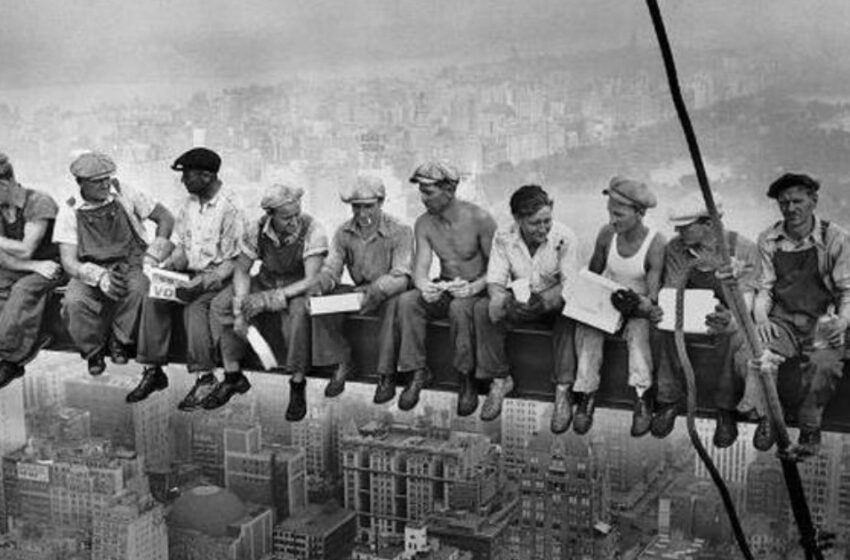  “¡Aquellos Con Miedo a Las Alturas, No Miren Aquí!”: ¡Los Trabajadores de la Construcción Están Almorzando y Relajándose Sentados en una Viga a 200 Metros de Altura sobre el Suelo!