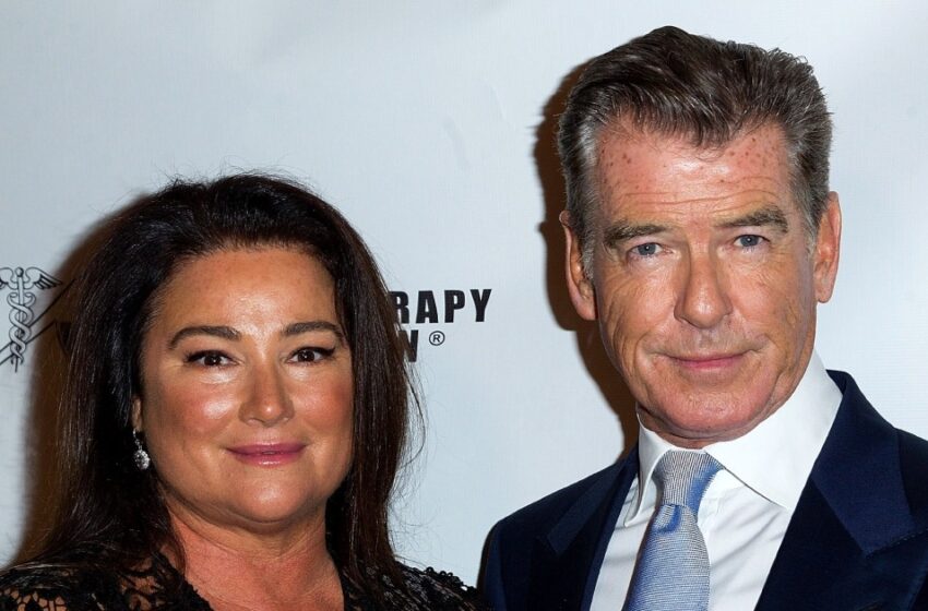  “Hollywood’s Model Couple”: ¡Pierce Brosnan y su esposa de 100 kilogramos fueron capturados durante un paseo romántico!