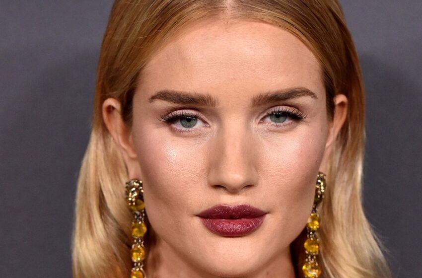  “Su Profundo Escote Es Simplemente Hipnotizante”: ¡Rosie Huntington-Whiteley Exhibió Sus Curvas Impecables En Seda Rosa!