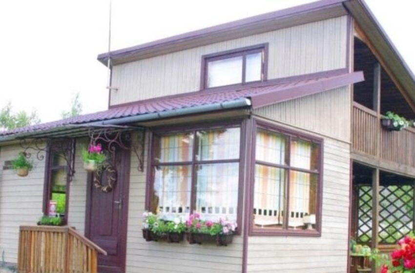 “La belleza sin grandes inversiones”: ¡Los esposos compraron una casa antigua con un terreno lleno de maleza y la transformaron más allá del reconocimiento!