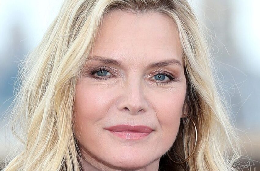  “Su Belleza Natural Dejó a los Fans Asombrados”: ¡Michelle Pfeiffer de 65 Años Dejó a Todos Asombrados Con Su Selfie Sin Maquillaje!