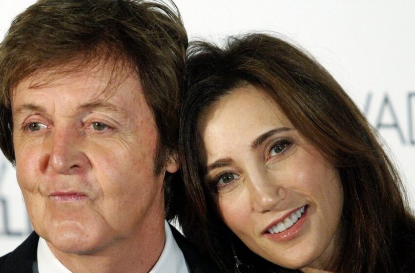  “Tan felices juntos”: Paul McCartney y su esposa fueron fotografiados en la playa del “Resort de los Mil Millones”!