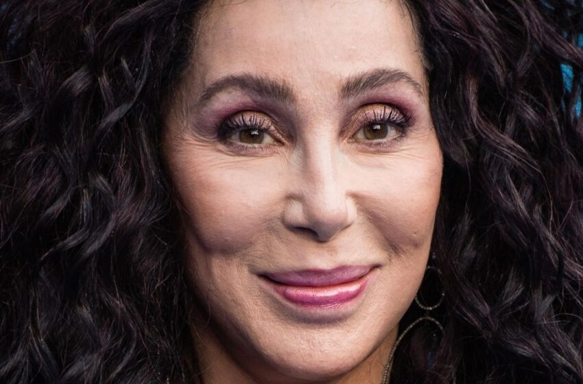  “El Apasionado Beso de la Pareja Frente a la Cámara”: La Cantante de 77 Años, Cher, Fue Capturada con su Novio de 38 Años Durante una Fiesta Nocturna!