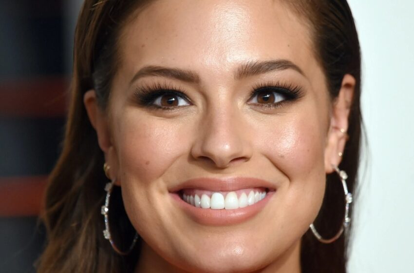  “¡Sus Grandes Senos Se Salen del Bikini!” Ashley Graham Compartió una Picante Foto en el Baño