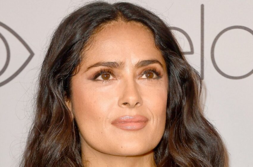  “Justo saliendo del agua”: ¡Salma Hayek de 57 años mostró su cuerpo aún húmedo en un brillante traje de baño naranja!