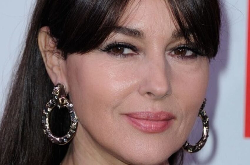  “Elegante y Picante en Negro”: ¡Monica Bellucci en un Vestido con una Abertura Extrema Apareció en la Portada de una Revista de Moda Mexicana!