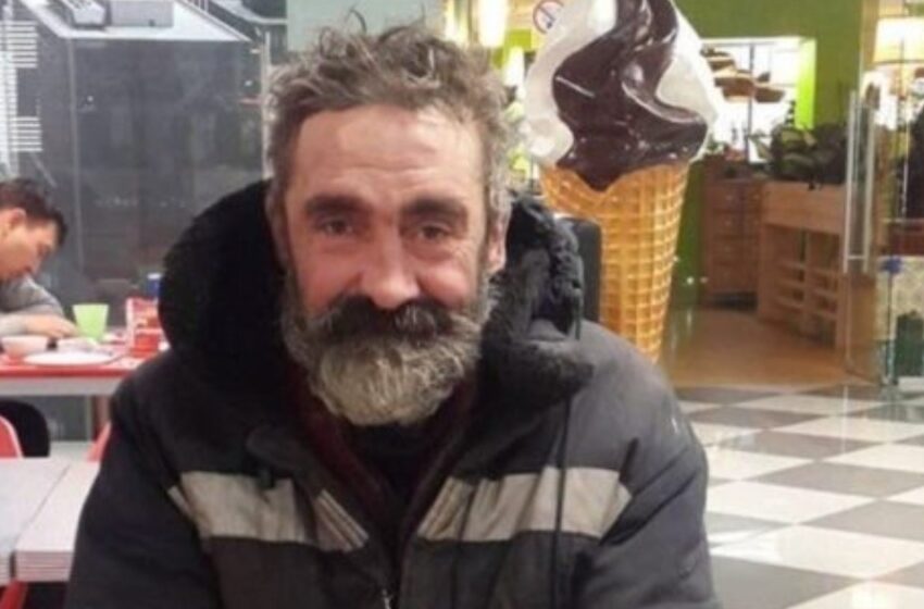 Una camarera amablemente atendió a un hombre sin hogar: ¡La chica no tenía idea de la sorpresa que le esperaba!