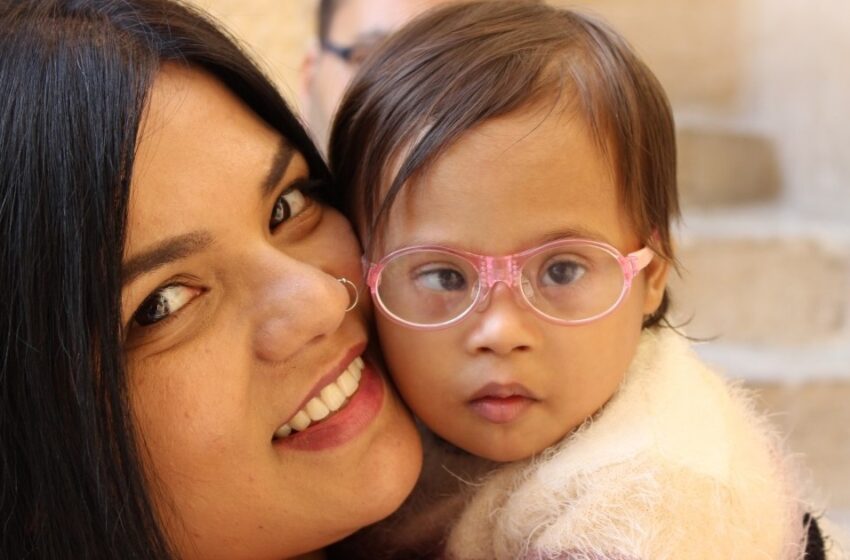 “Ella era una bebé ignorada que nadie quería adoptar”: Una pareja india fue la única que decidió ayudar a una niña con Síndrome de Down