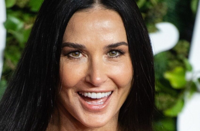  “Tan atrevida como puede ser”: La mujer de 61 años, Demi Moore, apareció con un vestido “desnudo” en la exposición de moda!