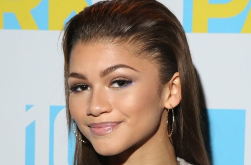  “Desnuda de arriba y con un collar de diamantes”: ¡Zendaya apareció en un atuendo revelador sin sostén en la premiere en Roma!